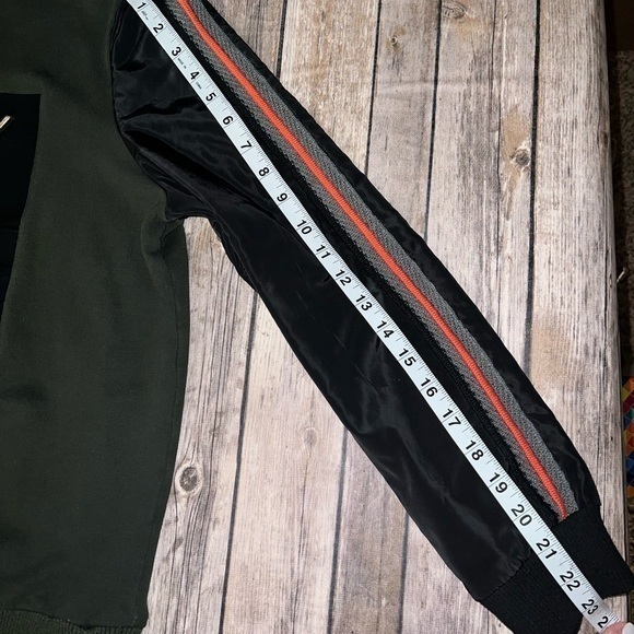 Only True‎ Streetwear brand sweater, “ Property of Absolutely No One”, size med. - Picture 8 of 8